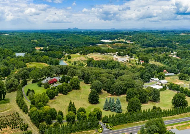 Photo 2 of Single family home for sale at 7850 Moorefield Memorial Hwy, Liberty, SC 29657 | MLS# 20305009 | Listing updated on 2026-08-13