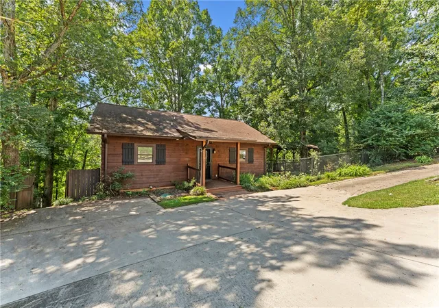 Photo 3 of Sale Pending at 221 Rowland Rd, Anderson, SC 29625 | MLS# 20305095 | Listing updated on 2026-08-25