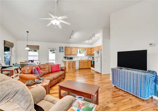 Photo 3 of Single family home for sale at 114 Summersweet Ln, Seneca, SC 29672 | MLS# 20305110 | Listing updated on 2026-09-08