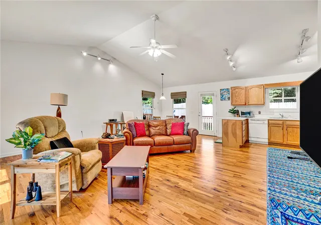Photo 4 of Single family home for sale at 114 Summersweet Ln, Seneca, SC 29672 | MLS# 20305110 | Listing updated on 2026-09-08