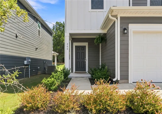 Photo 2 of Single family home for sale at 208 Lanyard Ln, Greenville, SC 29607 | MLS# 20305087 | Listing updated on 2026-09-15