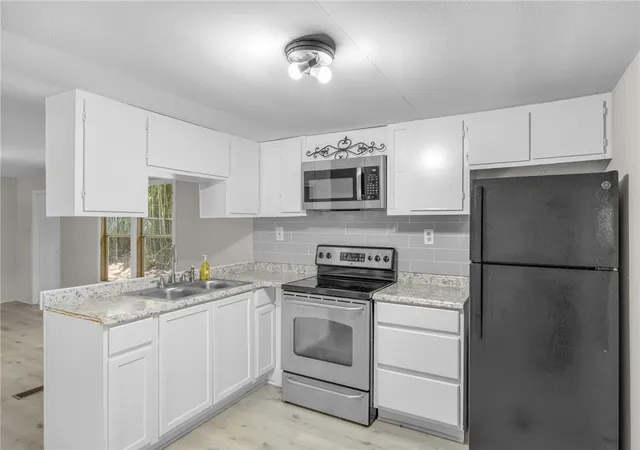 Photo 3 of Manufactured home for sale at 137 Rosemond St, Pickens, SC 29671 | MLS# 20305150 | Listing updated on 2026-10-05