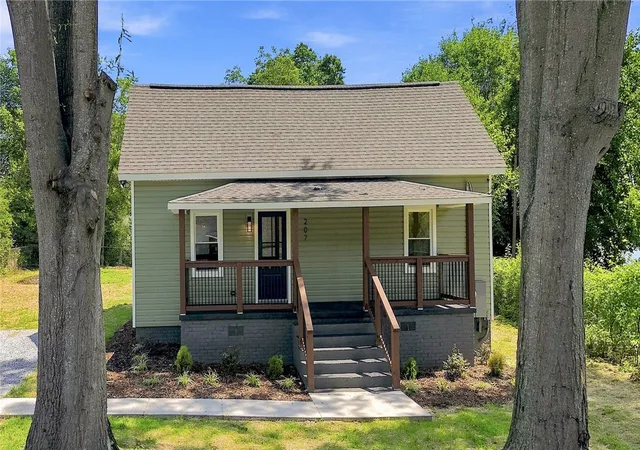 Photo 1 of Single family home for sale at 207 South 7th St, Easley, SC 29640 | MLS# 20305159 | Listing updated on 2026-09-17