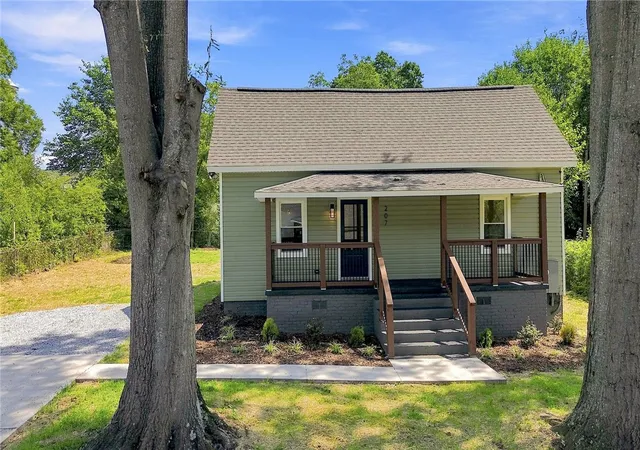 Photo 3 of Single family home for sale at 207 South 7th St, Easley, SC 29640 | MLS# 20305159 | Listing updated on 2026-09-17