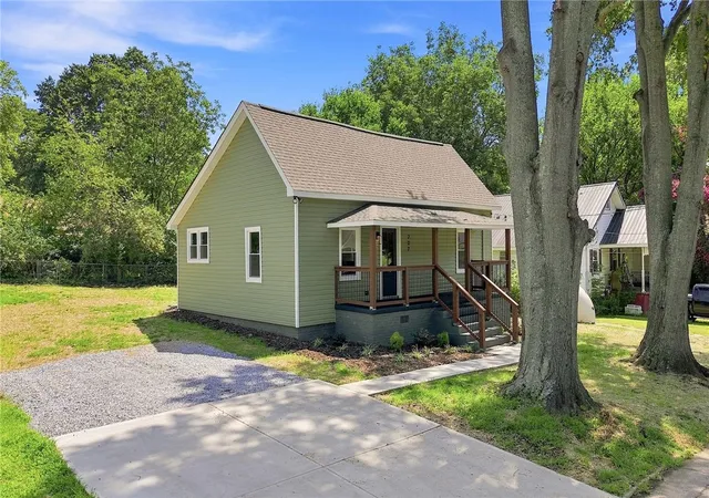Photo 4 of Single family home for sale at 207 South 7th St, Easley, SC 29640 | MLS# 20305159 | Listing updated on 2026-09-17