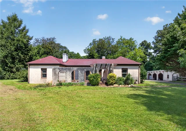 Photo 3 of Single family home for sale at 1719 Old Central Rd, Central, SC 29630 | MLS# 20305149 | Listing updated on 2026-09-18