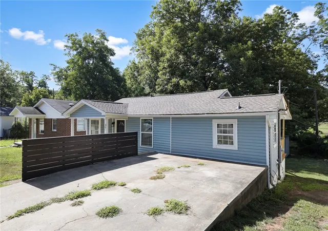Photo 2 of Single family home for sale at 807 W Franklin St, Anderson, SC 29624 | MLS# 20304671 | Listing updated on 2026-09-18