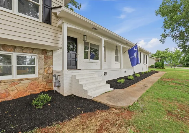 Photo 3 of Single family home for sale at 401 Clarendon Dr, Easley, SC 29642 | MLS# 20305247 | Listing updated on 2026-09-17