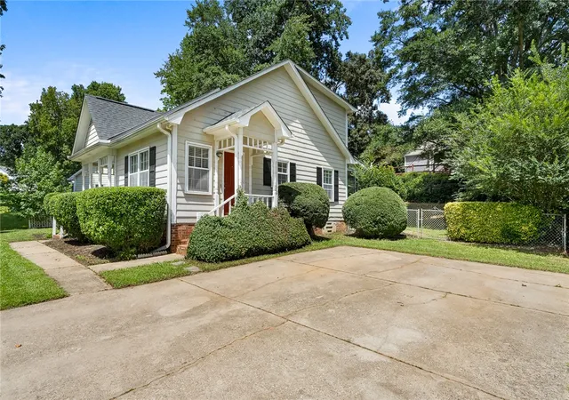 Photo 3 of Single family home for sale at 103 Kestrel Ct, Taylors, SC 29687 | MLS# 20305244 | Listing updated on 2026-09-19