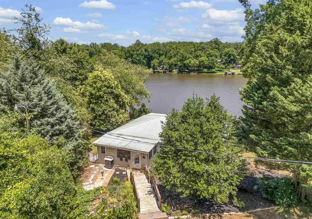 Photo 2 of Single family home for sale at 501 Mcfalls Cir, Anderson, SC 29621 | MLS# 20305288 | Listing updated on 2026-08-21