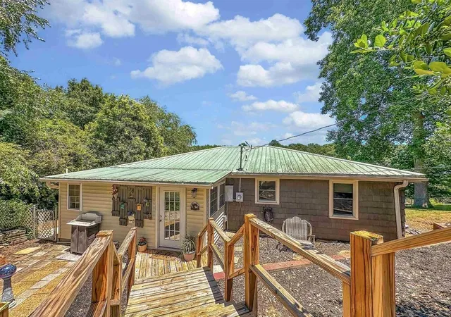 Photo 3 of Single family home for sale at 501 Mcfalls Cir, Anderson, SC 29621 | MLS# 20305288 | Listing updated on 2026-08-21