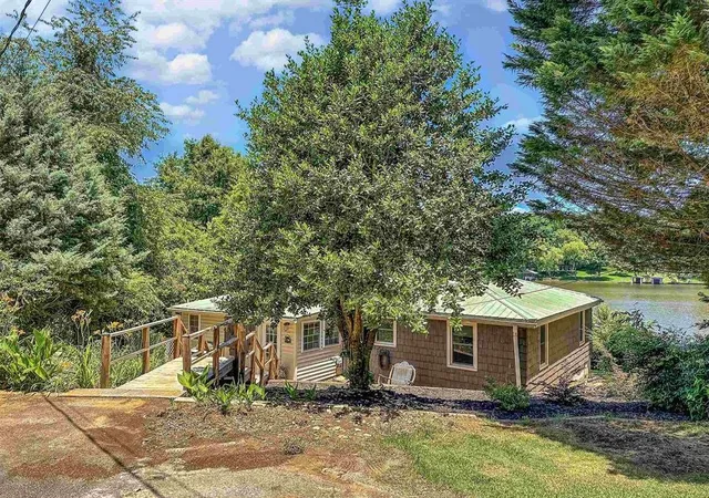 Photo 3 of Single family home for sale at 501 Mcfalls Cir, Anderson, SC 29621 | MLS# 20305288 | Listing updated on 2026-08-21