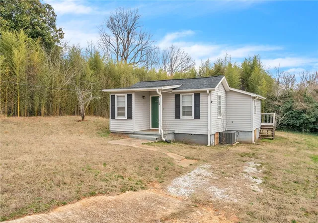 Photo 2 of Single family home for sale at 5 Bagwell Ave, Greenville, SC 29611 | MLS# 20305284 | Listing updated on 2026-10-02