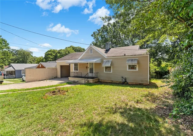 Photo 3 of Single family home for sale at 606 Perry Rd, Greenville, SC 29609 | MLS# 20305163 | Listing updated on 2026-08-22