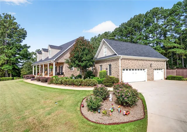 Photo 3 of Single family home for sale at 102 Lantern Ridge Dr, Easley, SC 29642 | MLS# 20304899 | Listing updated on 2026-09-17