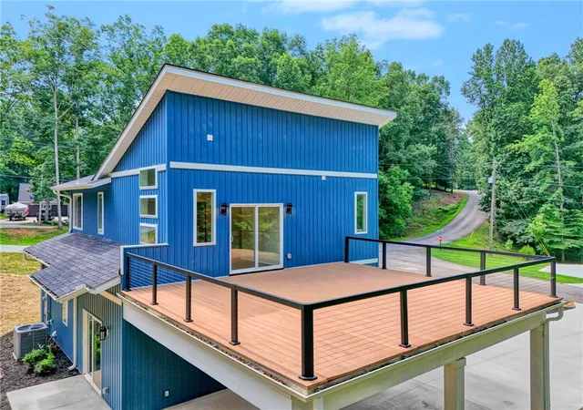 Photo 3 of Single family home for sale at 100 Plum Ct, Westminster, SC 29693 | MLS# 20305347 | Listing updated on 2026-09-15