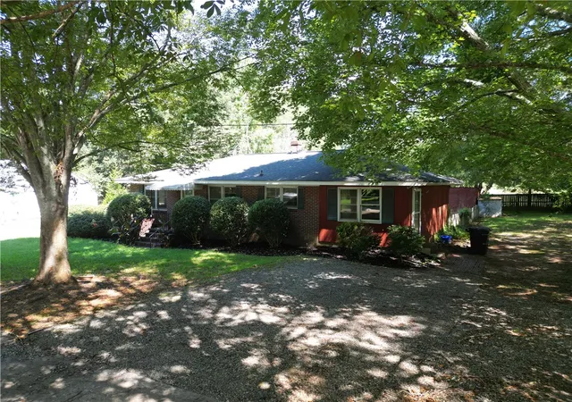 Photo 3 of Single family home for sale at 521 E Main St, Pendleton, SC 29670 | MLS# 20305368 | Listing updated on 2026-08-24