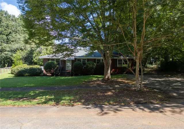 Photo 3 of Single family home for sale at 521 E Main St, Pendleton, SC 29670 | MLS# 20305368 | Listing updated on 2026-08-24