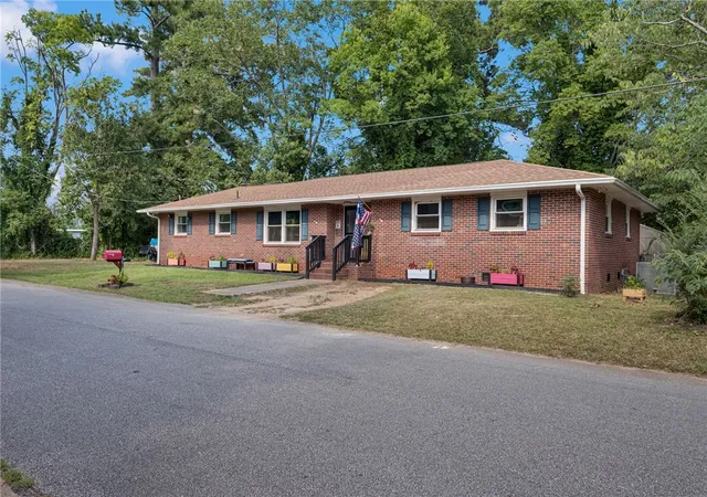 Photo 3 of Single family home for sale at 813 Kennedy St, Anderson, SC 29624 | MLS# 20304904 | Listing updated on 2026-08-25