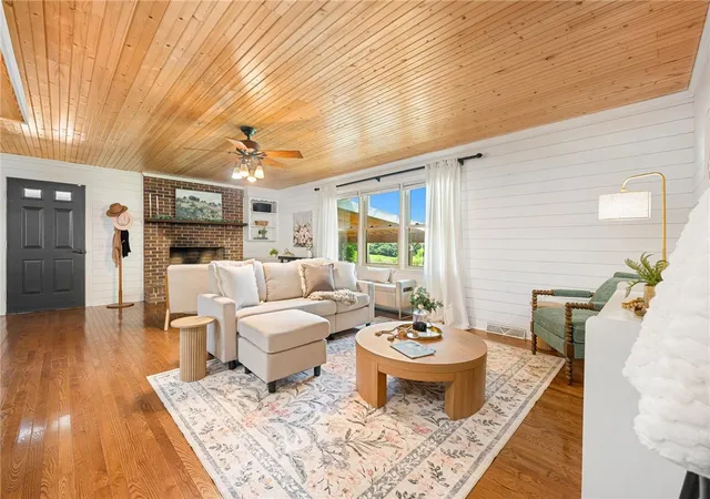 Photo 4 of Single family home for sale at 910 Hwy 182 Hwy, Fair Play, SC 29643 | MLS# 20305435 | Listing updated on 2026-09-23