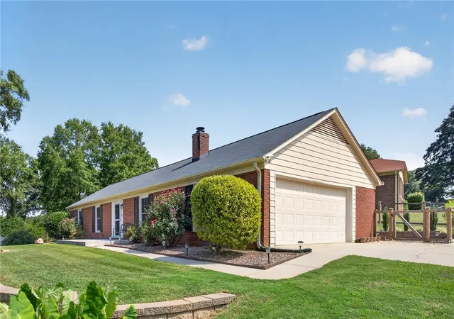 2nd image of 200 Lakewood Dr, Anderson, SC 29621 | MLS# 20305583