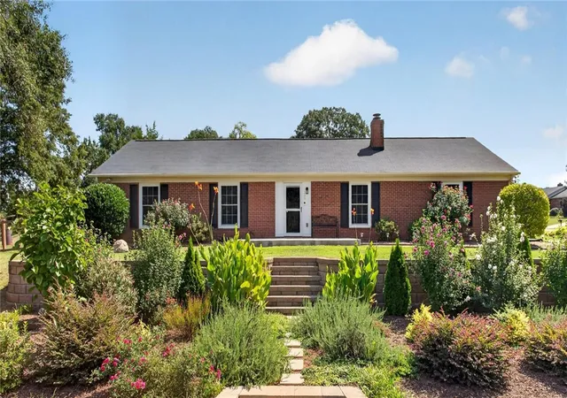 Photo 3 of Single family home for sale at 200 Lakewood Dr, Anderson, SC 29621 | MLS# 20305583 | Listing updated on 2026-09-20