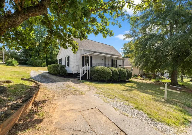 Photo 2 of Single family home for sale at 201 S 8th St, Easley, SC 29640 | MLS# 20305589 | Listing updated on 2026-08-29