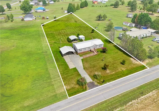 Photo 3 of Manufactured home for sale at 1905 Bethany Church Rd, Belton, SC 29627 | MLS# 20305532 | Listing updated on 2026-08-29