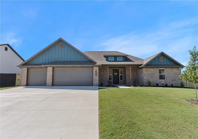 Photo 2 of Sale Pending at 2612 Fairway Cir, Pea Ridge, AR 72751 | MLS# 1315606 | Listing updated on 2026-08-24
