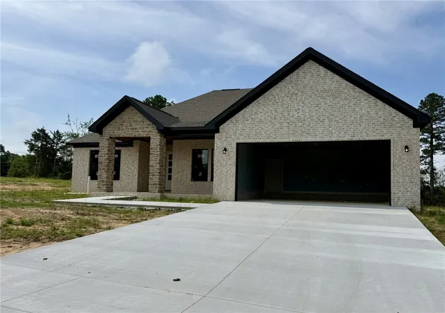 Photo 2 of Single family home for sale at 1305 Elk Horn Dr, Russellville, AR 72802 | MLS# 1315862 | Listing updated on 2026-08-10