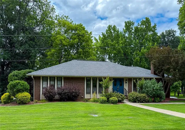Photo 1 of Single family home for sale at 204 E Shore Dr, Russellville, AR 72802 | MLS# 1324048 | Listing updated on 2026-08-18