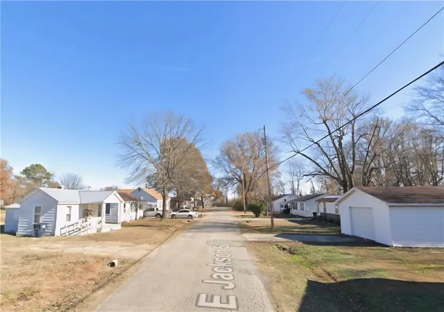 3rd image of 808 E Jackson St, Piggott, AR 72454 | MLS# 1328880