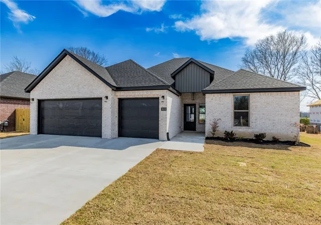 Photo 1 of Single family home for sale at 808 W Kelley Ann St, Siloam Springs, AR 72761 | MLS# 1330675 | Listing updated on 2026-08-14