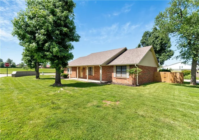 Photo 1 of Sale Pending at 850 S Chateau Dr, Rogers, AR 72758 | MLS# 1330714 | Listing updated on 2026-08-25