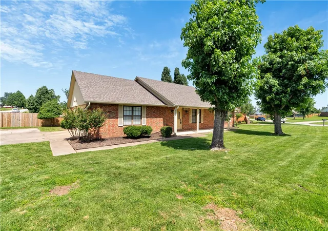 Photo 2 of Sale Pending at 850 S Chateau Dr, Rogers, AR 72758 | MLS# 1330714 | Listing updated on 2026-08-25