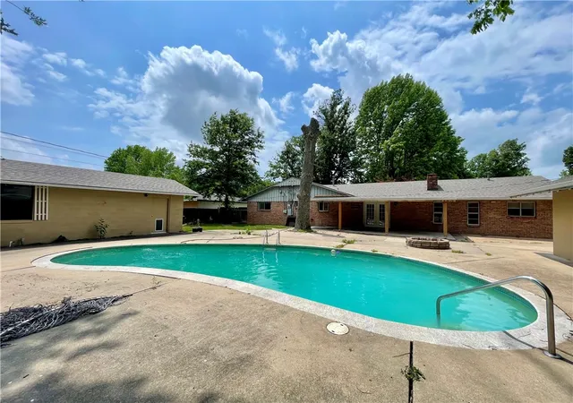 Photo 3 of Single family home for sale at 110 Rogers Cir Dr, Springdale, AR 72764 | MLS# 1336778 | Listing updated on 2026-08-20