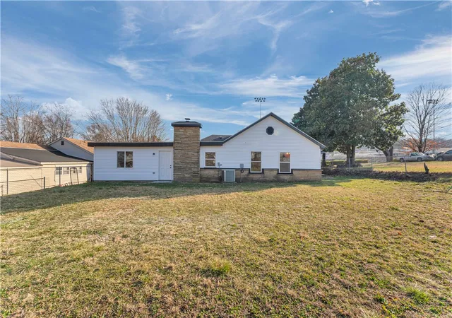 2nd image of 402 Phillips Ave, Huntsville, AR 72740 | MLS# 1337260