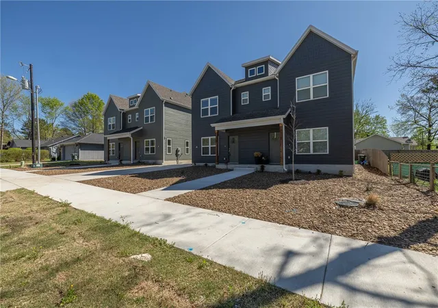 2nd image of 832 S Dockery Ln #1 & 2, Fayetteville, AR 72701 | MLS# 1341985