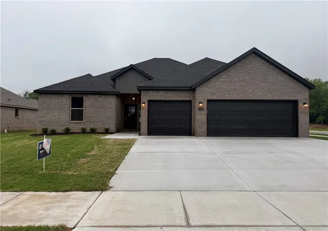 Photo 1 of Single family home for sale at 2106 N Dagan St, Siloam Springs, AR 72761 | MLS# 1344571 | Listing updated on 2026-08-17