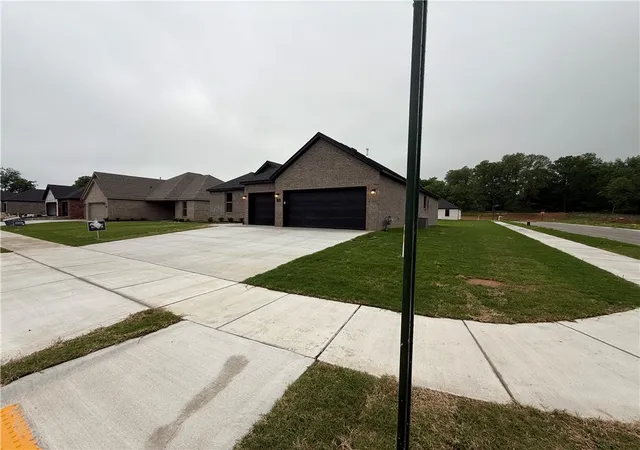 Photo 23 of Single family home for sale at 2106 N Dagan St, Siloam Springs, AR 72761 | MLS# 1344571 | Listing updated on 2026-08-17