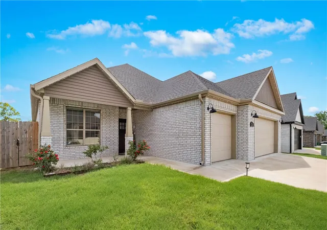 Photo 2 of Single family home for sale at 711 Merryfield St, Bentonville, AR 72713 | MLS# 1344477 | Listing updated on 2026-08-19