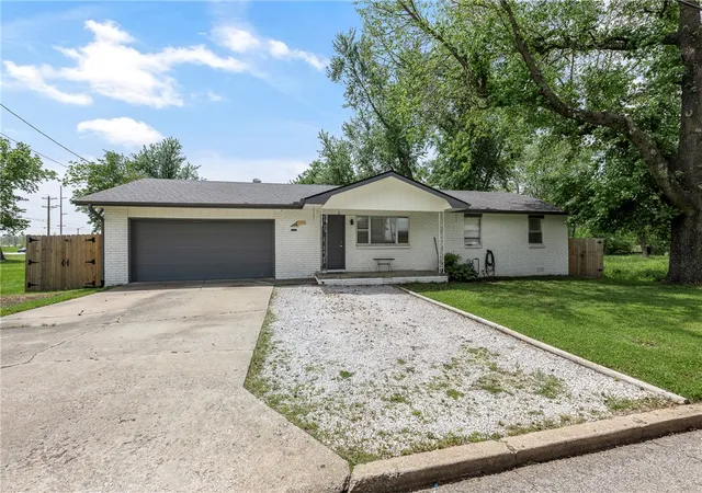 Photo 4 of Single family home for sale at 1004 SE 10th Street, Bentonville, AR 72712 | MLS# 1343774 | Listing updated on 2026-08-24