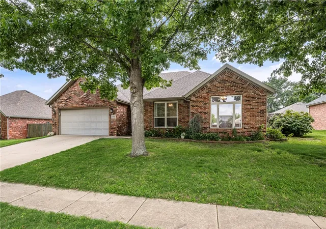 Photo 1 of Sale Pending at 2633 N Shadow Crst Dr, Fayetteville, AR 72704 | MLS# 1349014 | Listing updated on 2026-08-21