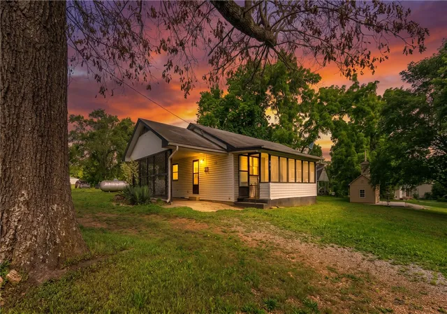 1st image of 301 Hall St, Alton, MO 65606 | MLS# 1349583