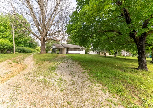 5th image of 301 Hall St, Alton, MO 65606 | MLS# 1349583