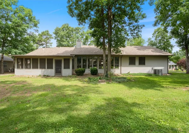 3rd image of 12 Hillcrest Dr, Holiday Island, AR 72631 | MLS# 1351122