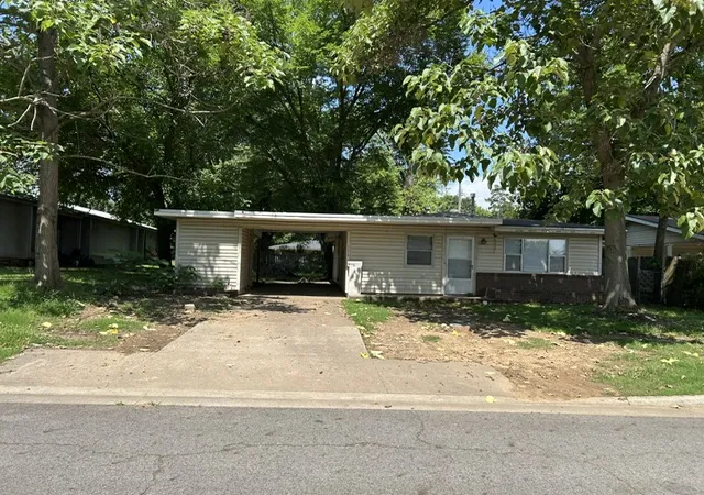 Photo 2 of Sale Pending at 1710 S Detroit Ave, Russellville, AR 72801 | MLS# 1349820 | Listing updated on 2026-08-24