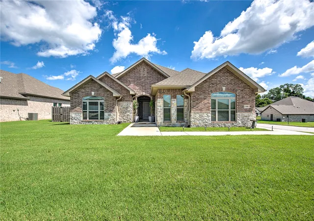 Photo 2 of Sale Pending at 2400 Graham Ln, Pea Ridge, AR 72751 | MLS# 1353525 | Listing updated on 2026-09-22