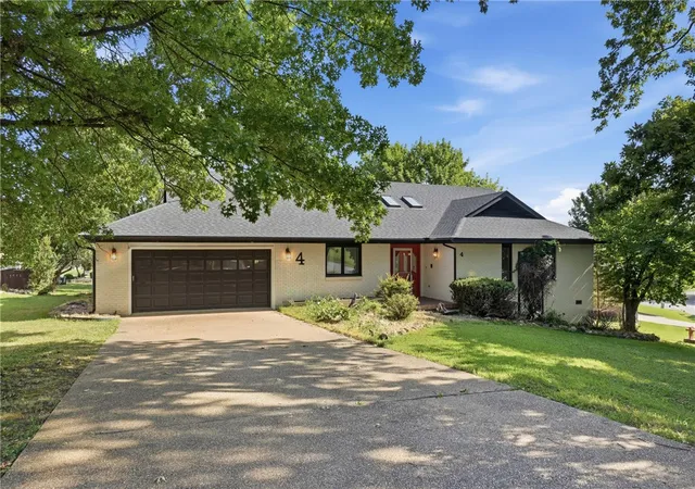 1st image of 4 Fairway Pl, Holiday Island, AR 72631 | MLS# 1353583