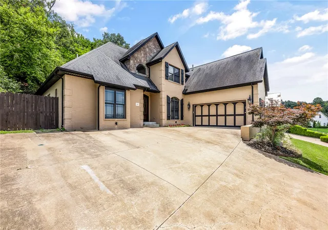 32nd image of 1172 N Thoreau Ln, Fayetteville, AR 72701 | MLS# 1354752